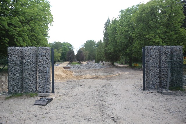 Modernizacja parku im. Fusińskiego w Sosnowcu obejmuje m.in. nowe ogrodzenie i bramę wejściową.