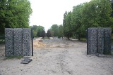 Park Fusińskiego w Sosnowcu: Mur z gabionów zwraca uwagę mieszkańców, obserwujących postępy na placu budowy tej inwestycji