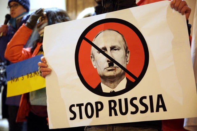 Protest przeciwko rosyjskiej inwazji na Ukrainę