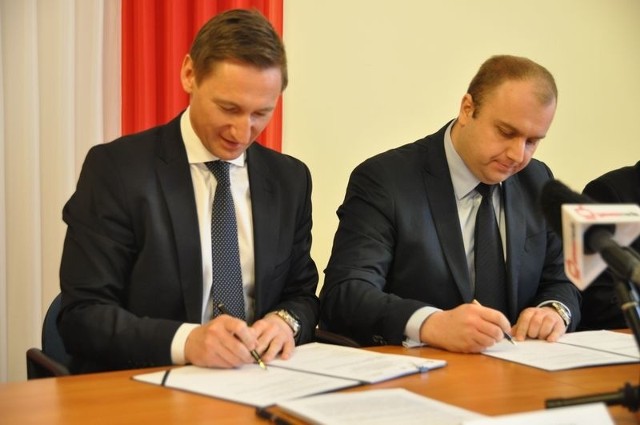 Marszałek Olgierd Geblewicz (z lewej) podpisuje umowę o dofinansowaniu kupna autobusów dla PKS Szczecinek z jej prezesem Adamem Wyszomirskim.