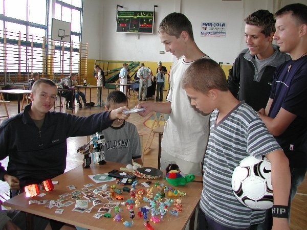 Daniel Kozłowski przyniósł na pchli targ stare  zabawki, znaczki, gry komputerowe, rakietki  pingpongowe.