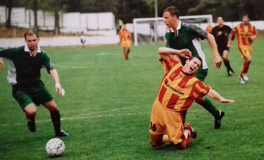 Jesień 2003 r., Górnik Wieliczka - Korona Kielce. Z prawej...