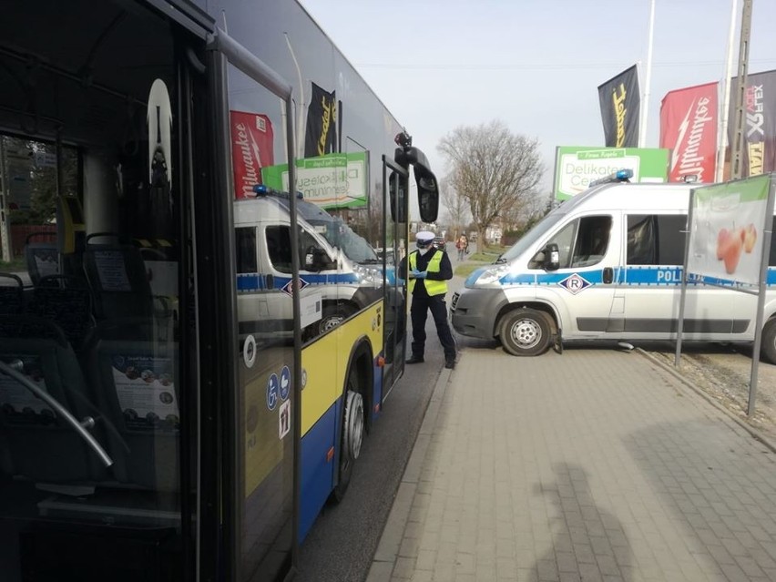 Koronawirus. W Tarnowie policjanci kontrolują, czy autobusami nie jeździ za dużo pasażerów [ZDJECIA]