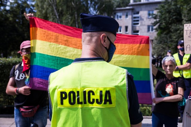 Zdaniem przedstawicieli Lewicy, wydarzenia w Warszawie i działania policji były demonstracją siły PiS wobec środowisk niesprzyjających tej formacji politycznej. W sobotę w wielu miastach polski, w tym w Bydgoszczy odbędą się protesty przeciwko działaniom policji i manifestacje wsparcia dla zatrzymanych aktywistów LGBT.