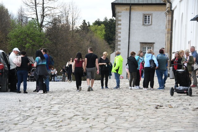 Tłumy turystów zjawiły się w sobotę, 7 maja na Świętym Krzyżu. Zobacz więcej w dalszej części galerii >>>