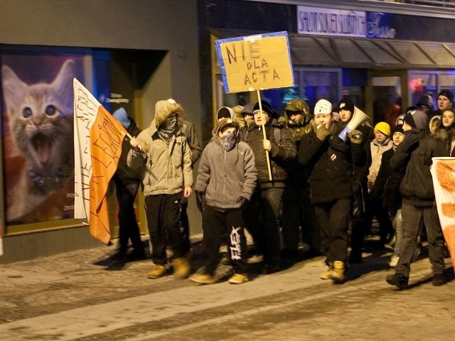 Pochodzący z niewielkiej liczby gardeł, donośny głos skandujący w czwartek "Nie dla ACTA", ewidentnie zagłuszył mróz. Przekonali się o tym organizatorzy czwartkowej, drugiej już pikiety przeciwko międzynarodowej umowie ACTA.