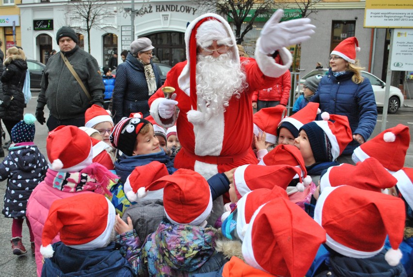 Wspólne pląsy, słodki poczęstunek i strojenie choinki - tak...