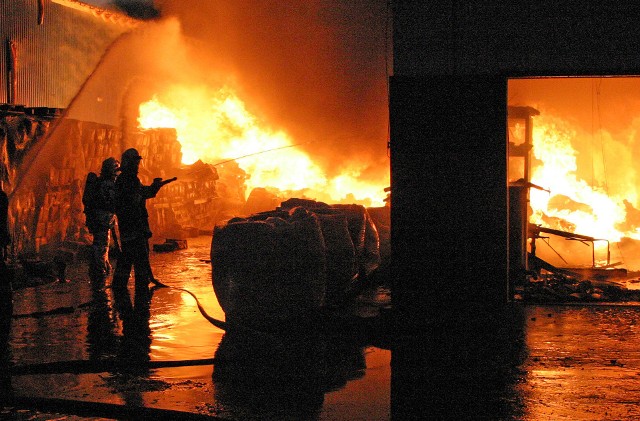 W nocy z poniedziałku na wtorek wybuchł pożar w garażu domu w Piaskach pod Grudziądzem (zdjęcie ilustracyjne)