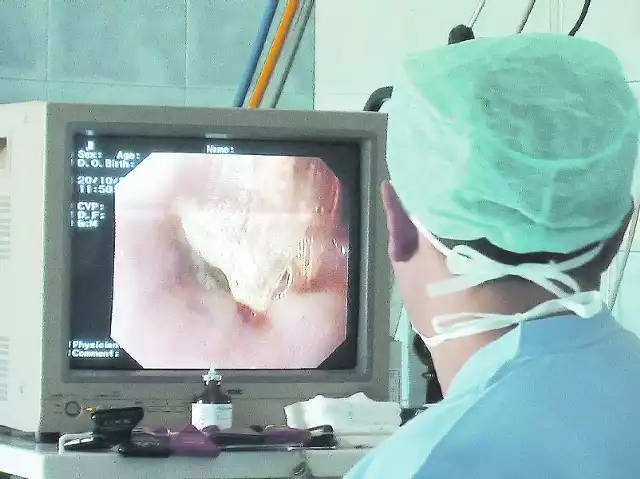 Wczoraj w szpitalu w Gorzowie chirurg Marek Buszkiewicz przeprowadzał po raz pierwszy dwa zabiegi endoskopowe na przełyku. W żadnym innym szpitalu w Lubuskiem nie leczy się przełyku Barretta tą metodą.