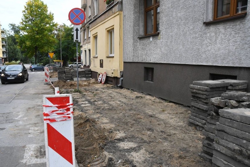 W centrum Kielc budują nowy chodnik. Będzie miał nowy... wzór [ZDJĘCIA]