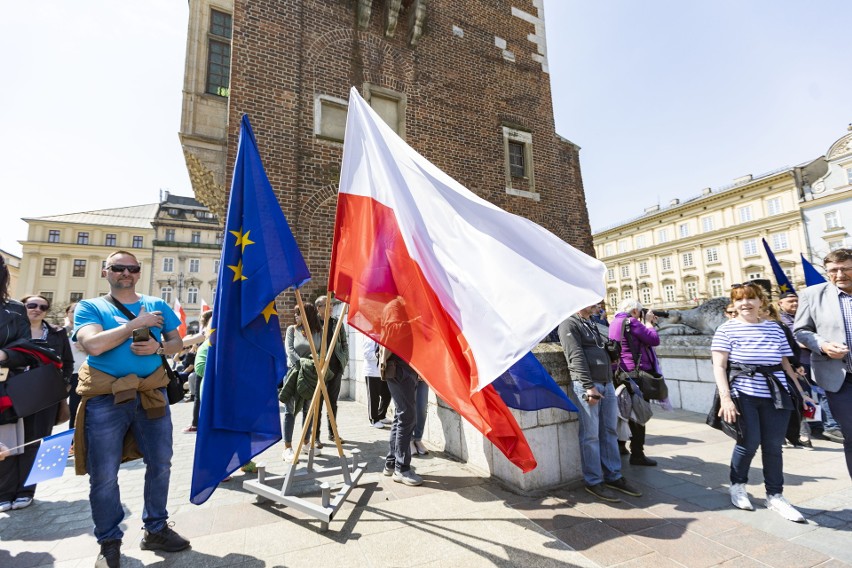 Kraków. Obchody 18-lecia Polski w Unii Europejskiej z odśpiewaniem hymnów i przemarszem [ZDJĘCIA]
