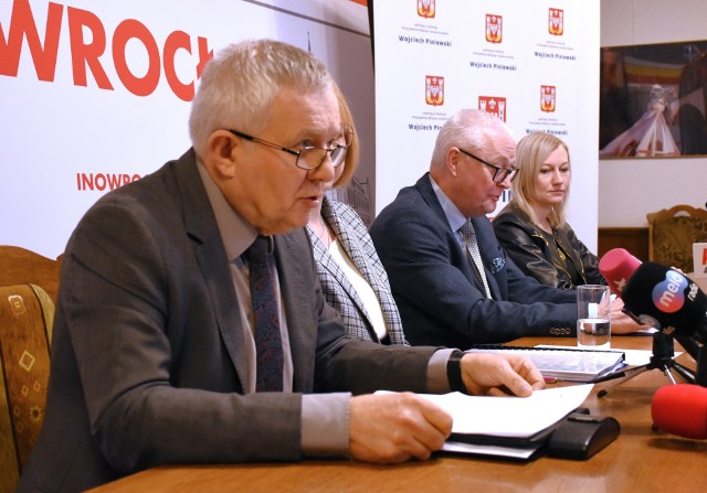 Prezes PWiK Stanisław Kowalewski (po lewej) mówił podczas konferencji prasowej o przyczynach wprowadzenia podwyżki opłat za wodę i ścieki