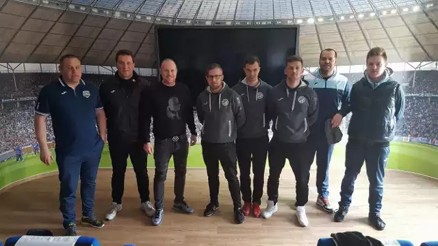 Przedstawiciele Akademii Piłkarskiej Reissa, Marek Pawłowski (z lewej) i Piotr Reiss (trzeci z lewej) w towarzystwie szkoleniowców drużyn młodzieżowych Herthy Berlin