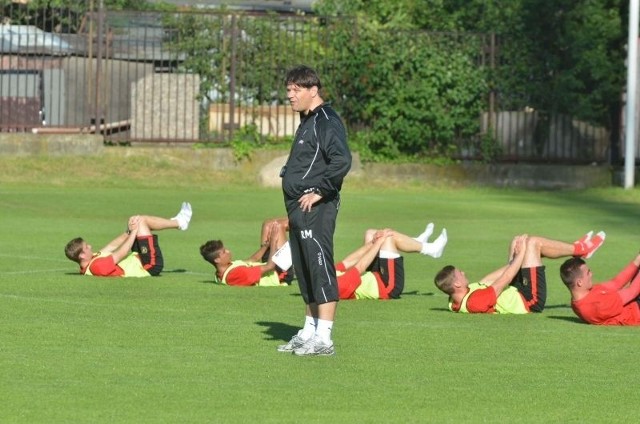 Trener Radosław Mroczkowski przygląda się kandydatom do gry w Widzewie.