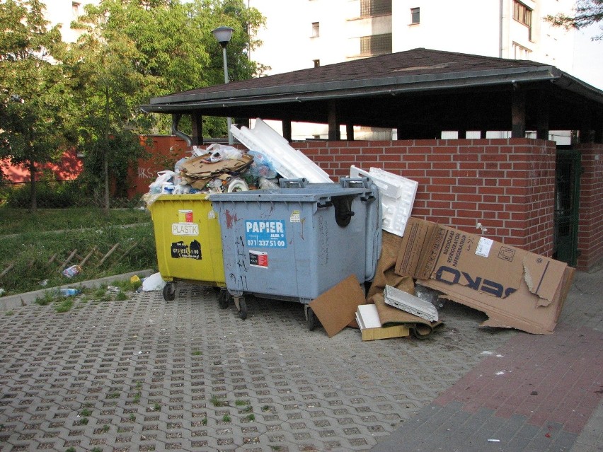 Wrocław: Segregacja śmieci to problem. Dzieci na Reja bawią się wśród odpadów (ZDJĘCIA)