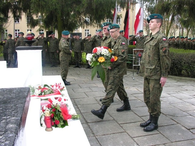 Żołnierze składali wiązanki kwiatów pod pomnikiem sapera w brzeskiej jednostce.
