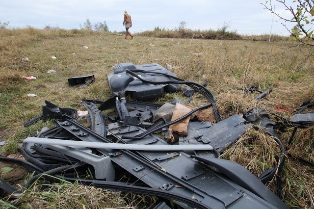 Przy ulicy Ciekockiej w Kielcach ktoś wyrzuca nie tylko śmieci, zalegają tam także części samochodów.