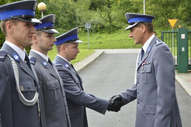 49 gorlickich policjantów otrzymało awanse na wyższe stopnie służbowe. Wszyscy usłyszeli gratulacje od komendantów.