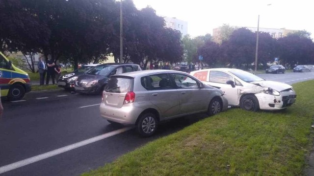 Do zdarzenia doszło w piątek, 31 maja, wieczorem na ul. Czereśniowej w Gorzowie. Zderzyły się tam cztery samochody. Kierowca opla wymusił pierwszeństwo na prawidłowo jadącym fiacie. W wyniku zderzenia fiat zjechał na przeciwległy pas ruchu i zderzył się z chevroletem. Z kolei opel uderzył w innego zaparkowanego w pobliży fiata. Na miejsce przyjechała policja i pogotowie ratunkowego. Na szczęście nikomu nic poważnego się nie stało. Całe zdarzenie prawdopodobnie zostanie zakwalifikowane jako kolizja. Zobacz też: Wypadek autokaru z dziećmi na S3