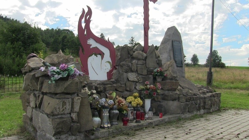 W Gruszowcu uczcili pamięć bestialsko zamordowanych 79 lat temu. Z rąk Niemców zginęły kobiety i dzieci. Pamięć o ofiarach jest wciąż żywa