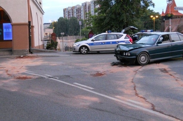 Kierowca wyszedł ze zderzenia bez szwanku, ale odpowie za jazdę po pijanemu. Grozi mu za to do 2 lat więzienia. 