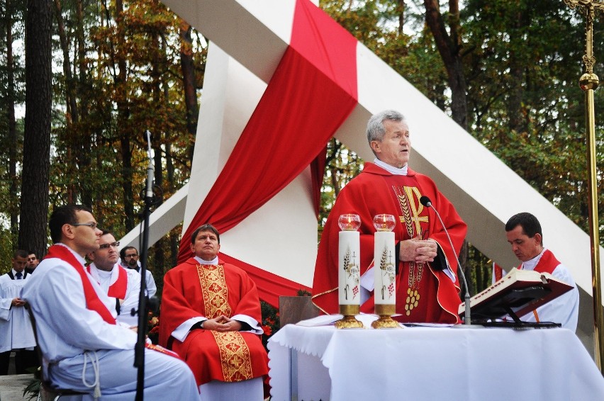 Msza organizowana pod krzyżem upamiętniającym męczeńską...