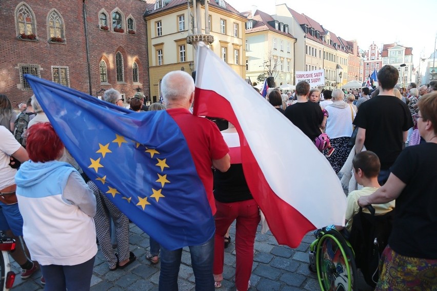 Demonstracje w obronie Sądu Najwyższego na Rynku we Wrocławiu. "Zdrajcy Polski" [ZDJĘCIA]