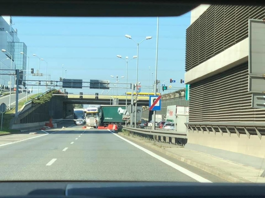 Tunel w Katowicach był zamknięty. Tir wjechał w bariery, i zablokował pas w stronę Sosnowca