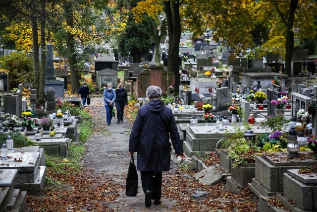 Profesor Krzysztof Simon, ordynator oddziału zakaźnego wrocławskiego szpitala kategorycznie odradza pójście na cmentarz 1 listopada.