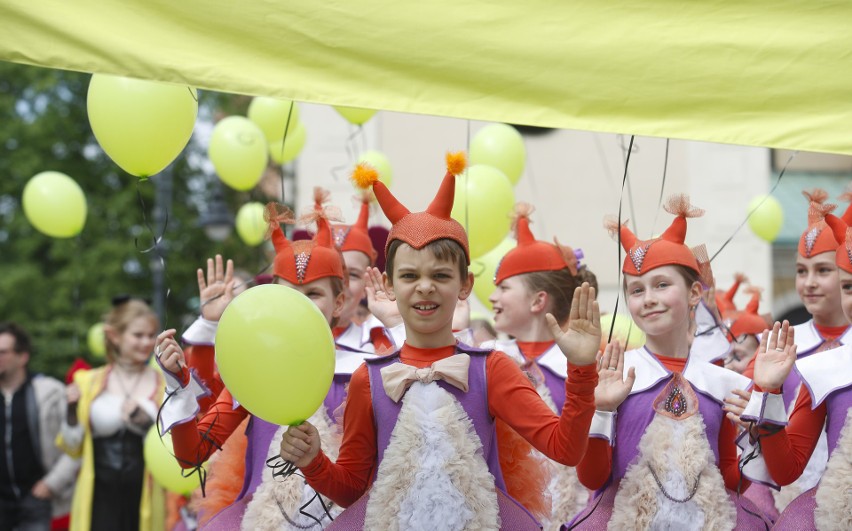 Ulicami Rzeszowa przeszła Parada Dziwolągów, w ramach Festiwalu Teatrów Ożywionej Formy MASKARADA [ZDJĘCIA]