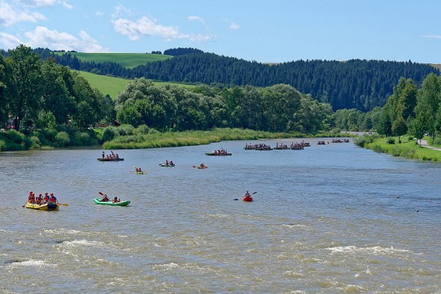 CC BY-SA 4.0Świetną opcją na aktywny wypoczynek podczas majówki jest spróbowanie swoich sił podczas spływu Dunajcem. Orientacyjny koszt takiej atrakcji to około 120 złotych.
