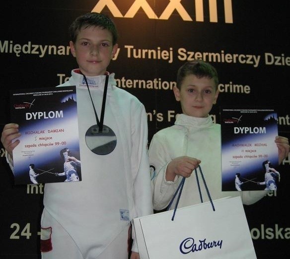 Damian Michalak (z lewej) i Michał Rachwalik z trofeami.
