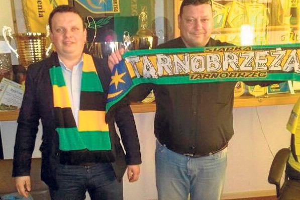 Derby za trzy dni. Na zdjęciu prezes siarkowców Dariusz Dziedzic (z lewej) oraz wiceprezes Mariusz Stadnicki z nowymi szalikami, które we wtorek dotarły do tarnobrzeskiego klubu.