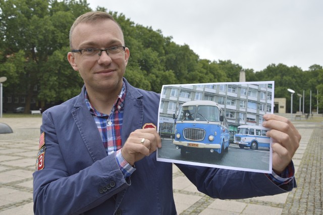 Rzecznik MZK Marcin Pejski prezentuje autobus, który już   jutro będzie za darmo woził gorzowian po całym mieście