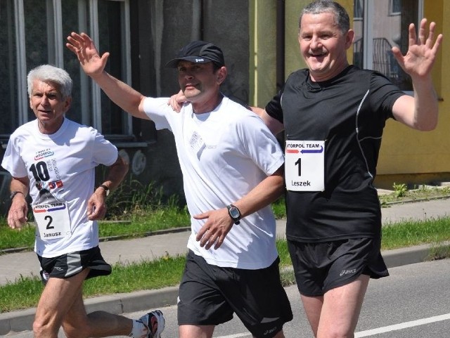 Humory na trasie dopisywały. Od prawej Leszek Wojteczek, Artur Osman (trener STS Skarżysko) i Janusz Ordyński. 