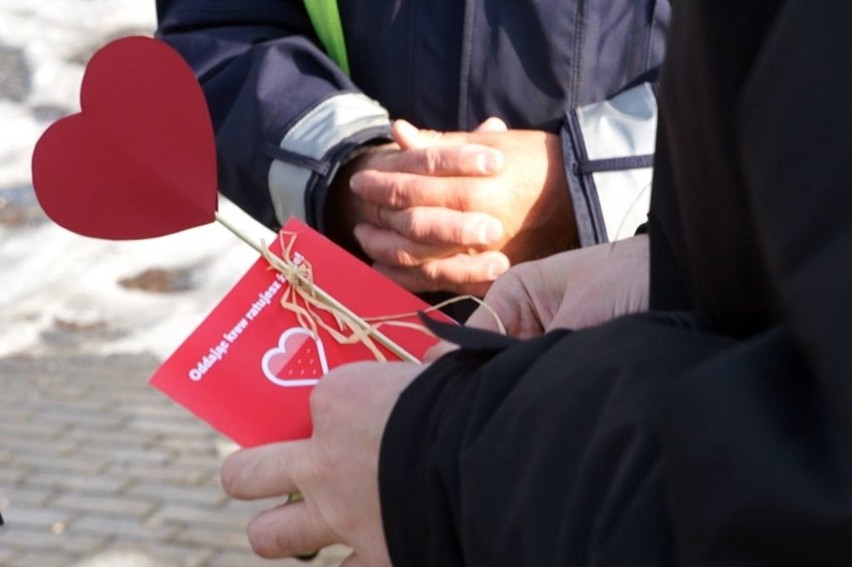 Policja w Żorach rozdawała walentynkowe serduszka