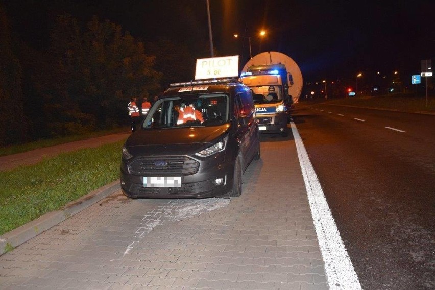 Tarnów. Ciężarówki z potężnym ładunkiem na kilkadziesiąt minut zablokowały al. Jana Pawła II