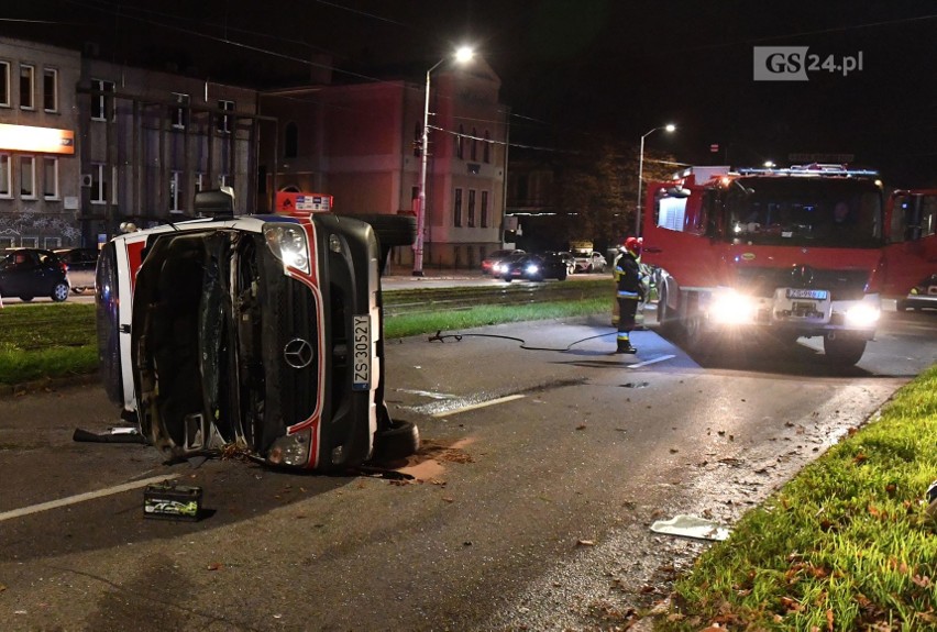 Wypadek na al. Wojska Polskiego w Szczecinie. Karetka zderzyła się z samochodem osobowym