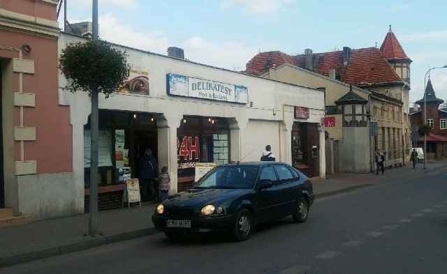 Jedno z miejsc  zgłoszonych na mapie zagrożeń. W okolicy sklepu spożywano alkohol