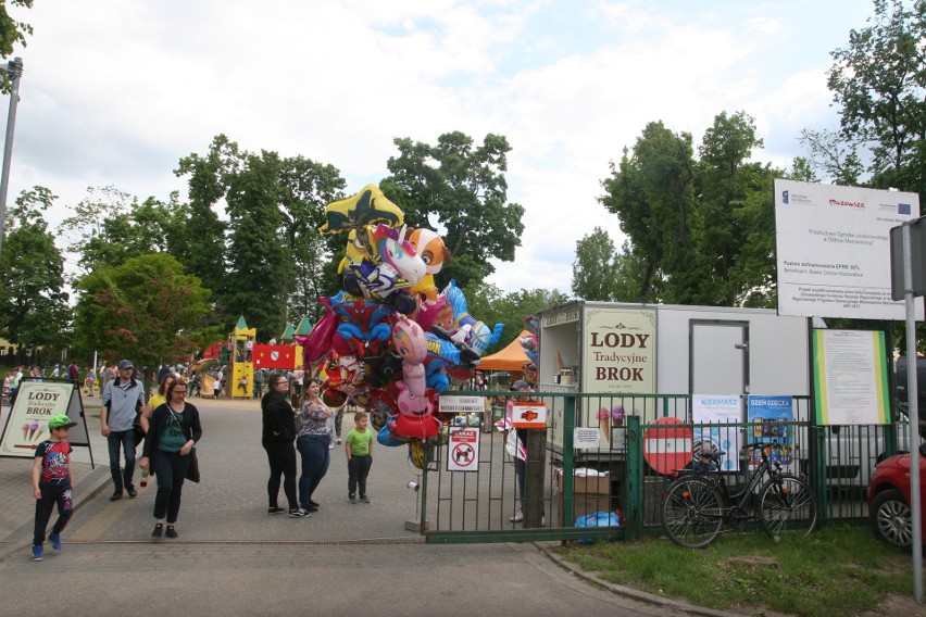 Dzień Dziecka w Ostrowi Mazowieckiej. Kino plenerowe w ogródku jordanowskim. 1.06.2021. Zdjęcia