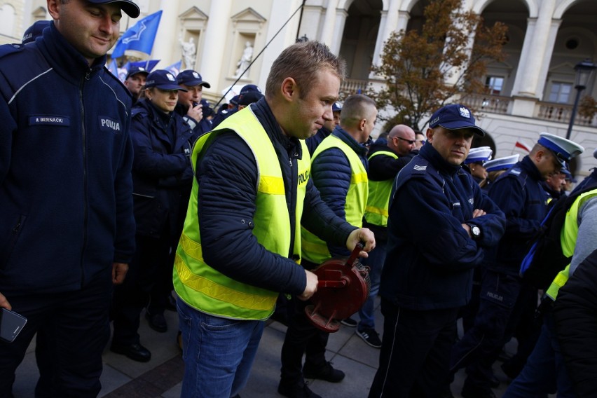 Protest policjantów w Warszawie. Mundurowi domagają się...