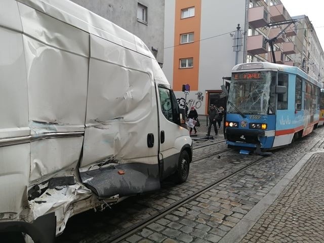Wypadek tramwaju we Wrocławiu Zderzył się z busem na ulicy Szewskiej. Są ranni