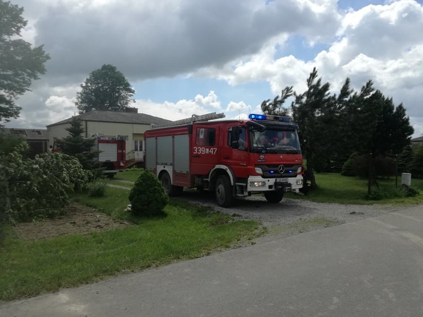 Trąba powietrzna pod Lublinem. Pozrywane dachy, służby w akcji