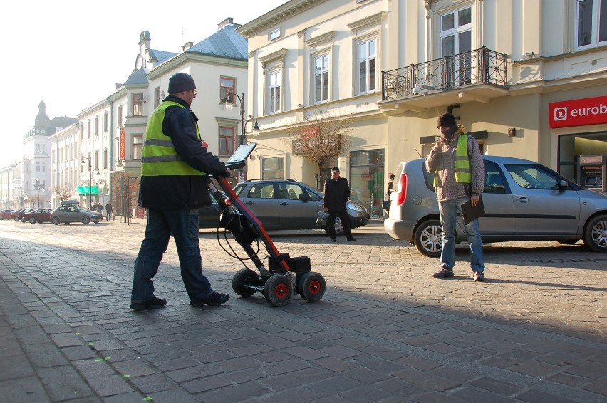 Tarnów. Na Krakowskiej kostka jest za cienka, a fugi za grube. Znów rozkopią ulicę? [ZDJĘCIA, WIDEO]