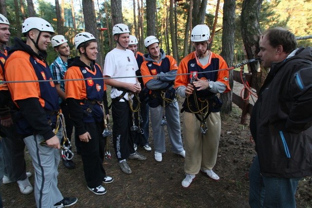 Właściciel parku Stefan Gumula zaprosił koszykarzy na krótkie szkolenie przed wejściem na wysokości.