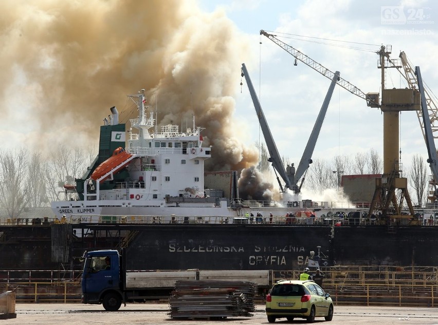 Pożar statku w stoczni Gryfia w Szczecinie