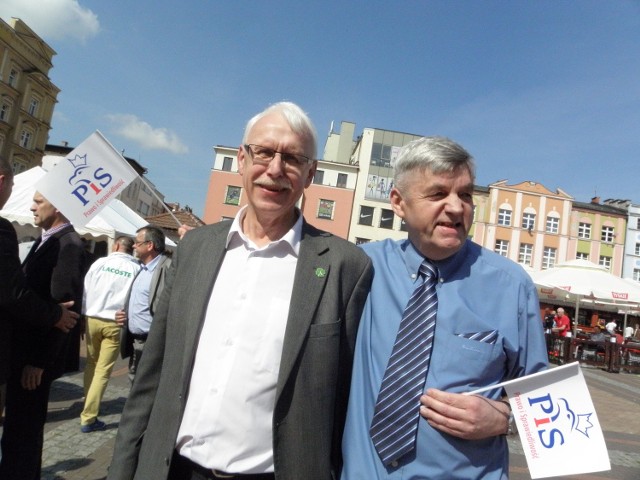 Z lewej Jerzy Chlebowicz, który nie kandydował na przewodniczącego stronnictwa, ale został jego honorowym prezesem. Obok Zbigniew Reszkowski