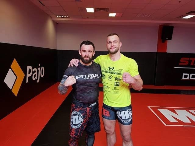 Michał Andryszak (z prawej) z Danielem Omeljańczukiem podczas treningu w lubońskiej siedzibie Ankosu MMA Poznań