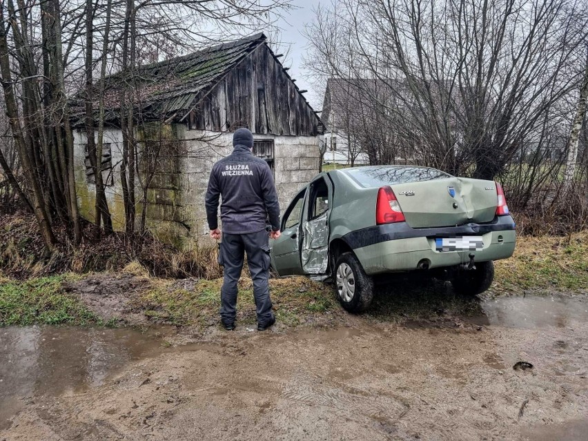 Funkcjonariusze Aresztu Śledczego zauważyli rozbite auto i pomogli pijanemu kierowcy