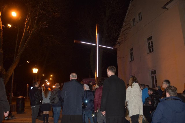 Drogi Krzyżowe i marsza w obronie Jana Pawła II przetoczyły się przez polskie miasta przed Wielkanocą. Okres świąteczny zbiegł się z 18. rocznicą śmierci Papieża-Polaka